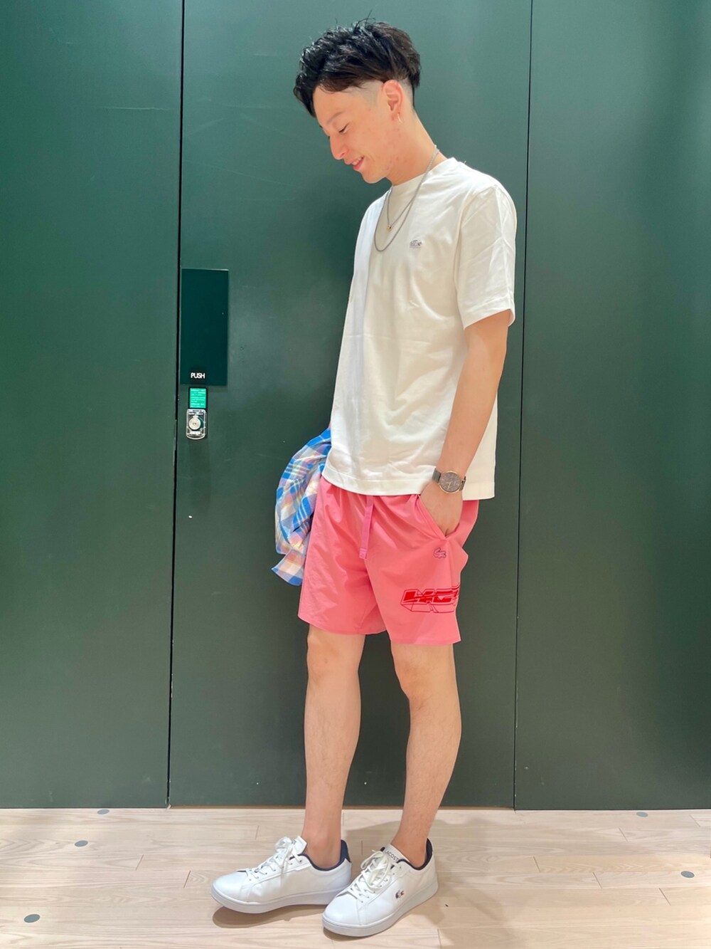 ホワイト系のTシャツ/カットソー、ブルー系のシャツ/ブラウス、ピンク系のその他パンツを着用したメンズの夏コーディネートの4枚目の写真