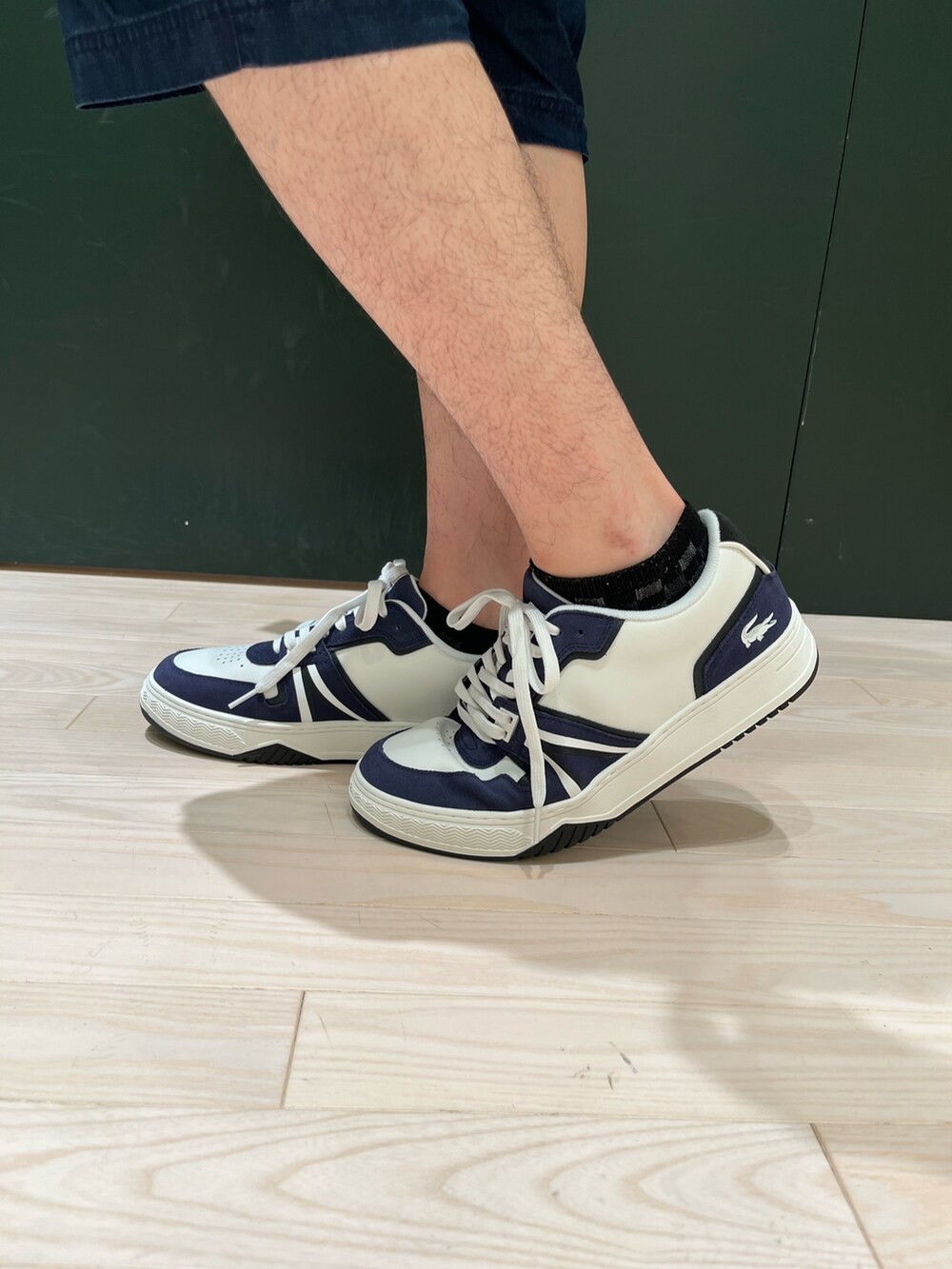 ブルー系のTシャツ/カットソー、ブルー系のショルダーバッグ、ブルー系のその他パンツを着用したメンズの夏コーディネートの5枚目の写真