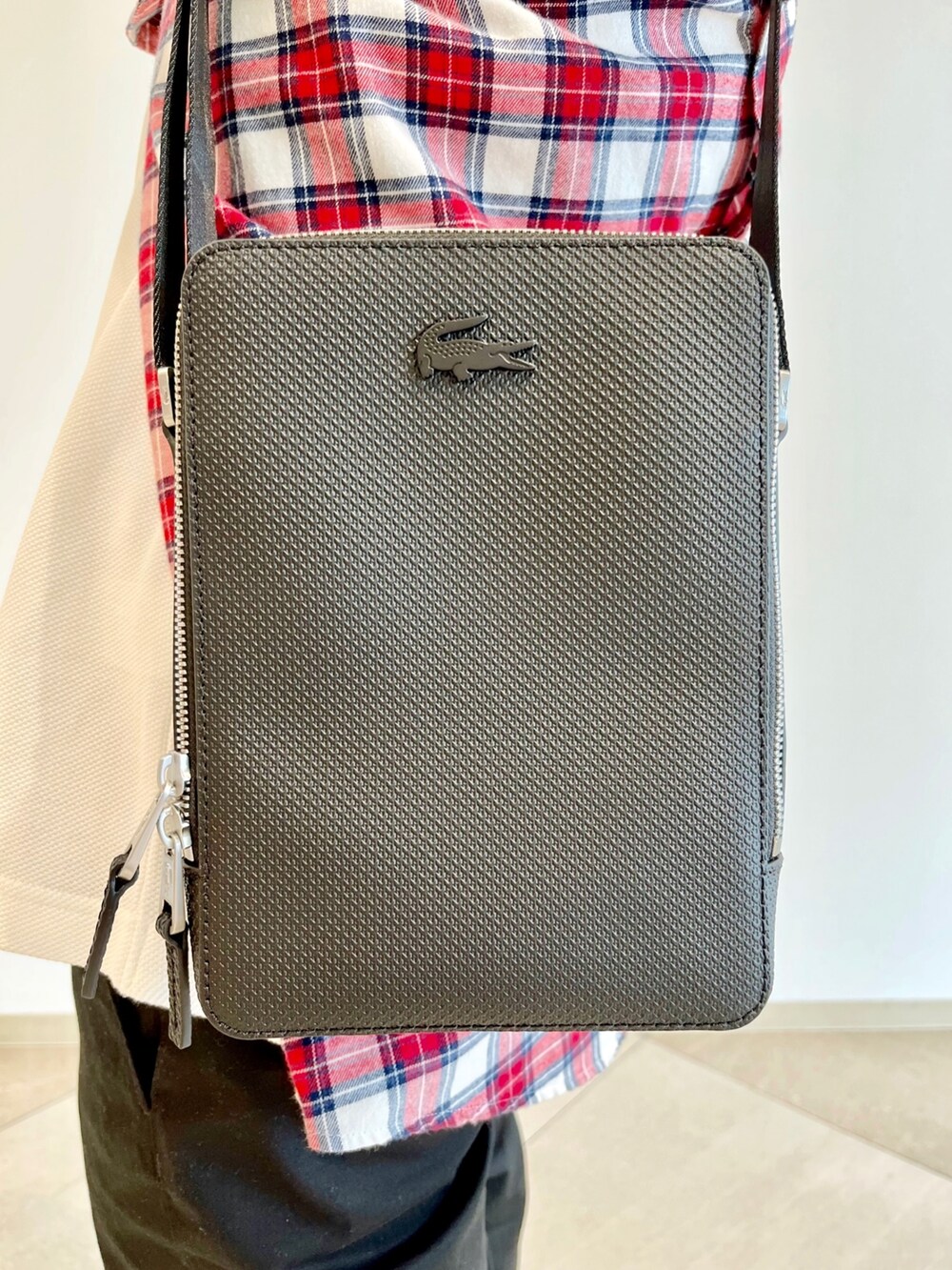 レッド系のシャツ/ブラウス、ホワイト系のTシャツ/カットソー、ブラック系のショルダーバッグを着用したメンズの春コーディネートの7枚目の写真