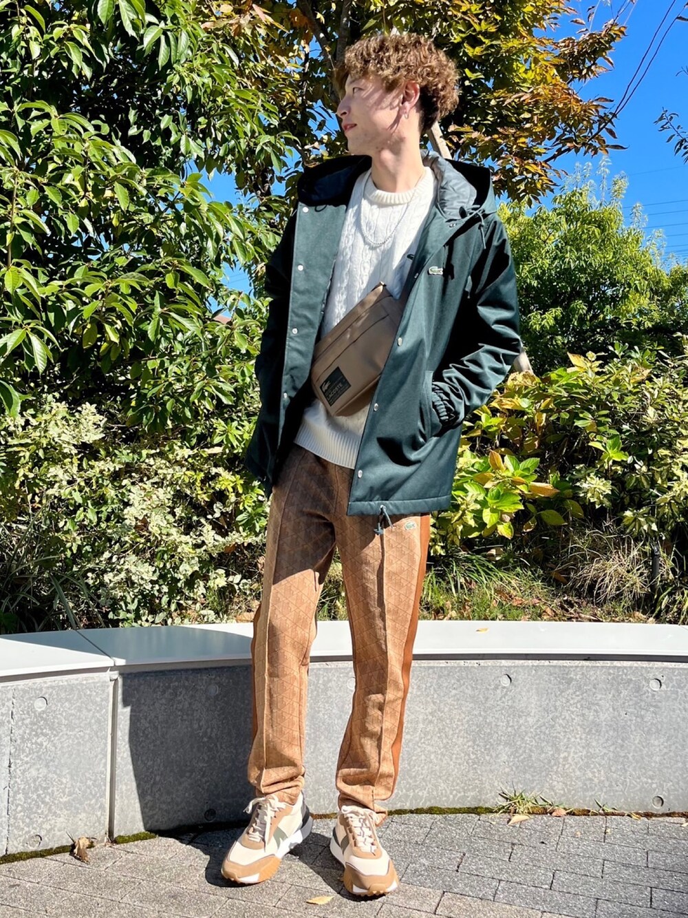 ベージュ系のその他パンツ、ベージュ系のスニーカー、ホワイト系のニット/セーターを着用したメンズの春コーディネートの2枚目の写真