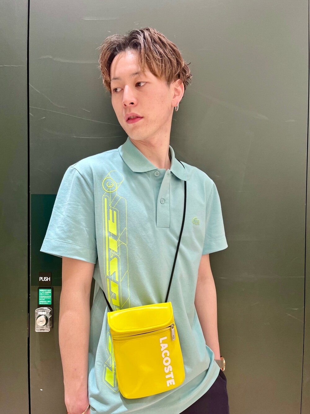 ホワイト系のニット/セーター、グリーン系のポロシャツ、ブルー系のスウェットパンツを着用したメンズの春コーディネートの3枚目の写真