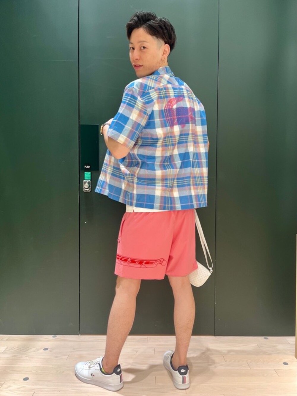 ホワイト系のTシャツ/カットソー、ブルー系のシャツ/ブラウス、ピンク系のその他パンツを着用したメンズの夏コーディネートの3枚目の写真