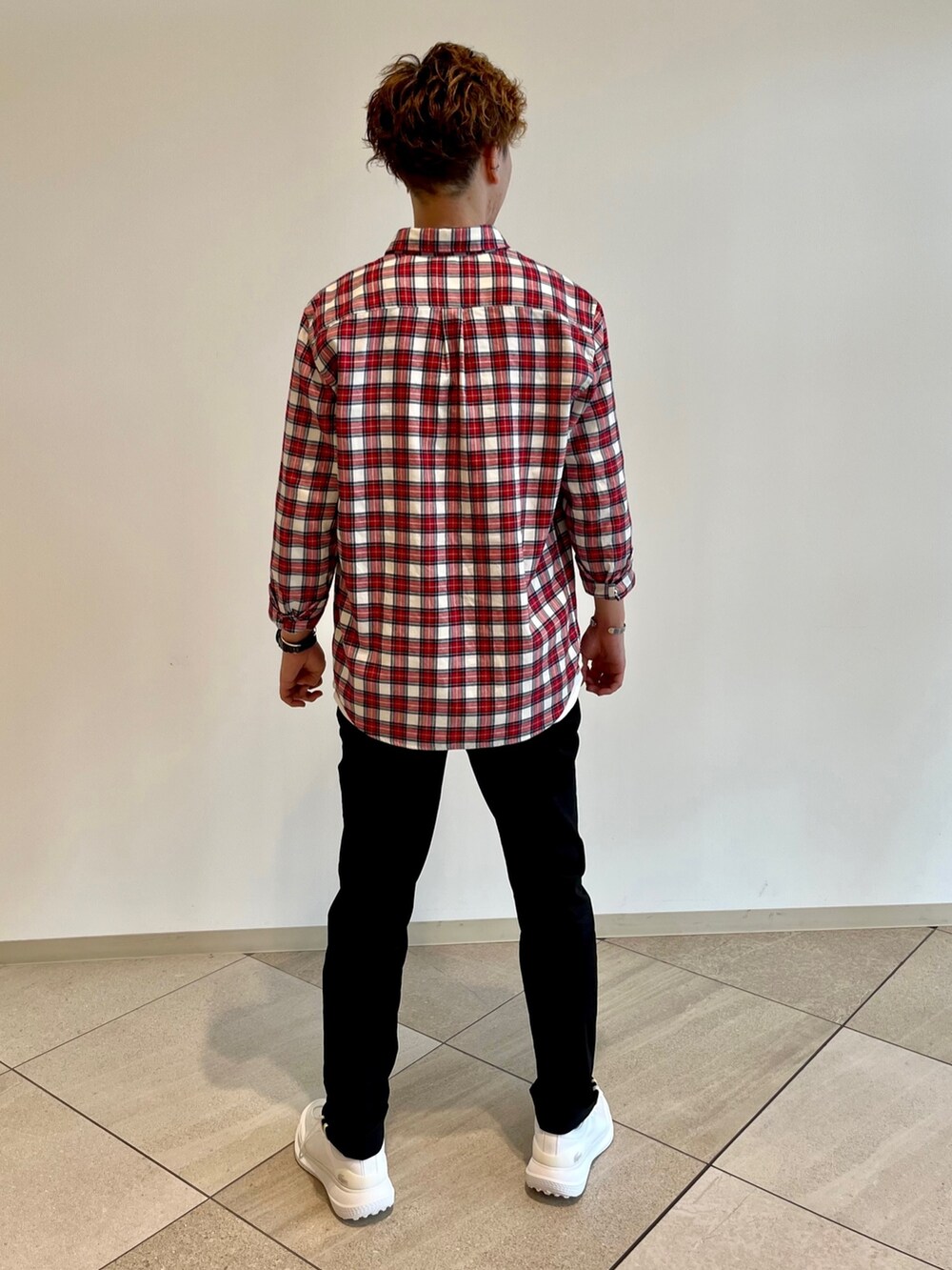 レッド系のシャツ/ブラウス、ホワイト系のTシャツ/カットソー、ブラック系のショルダーバッグを着用したメンズの春コーディネートの2枚目の写真