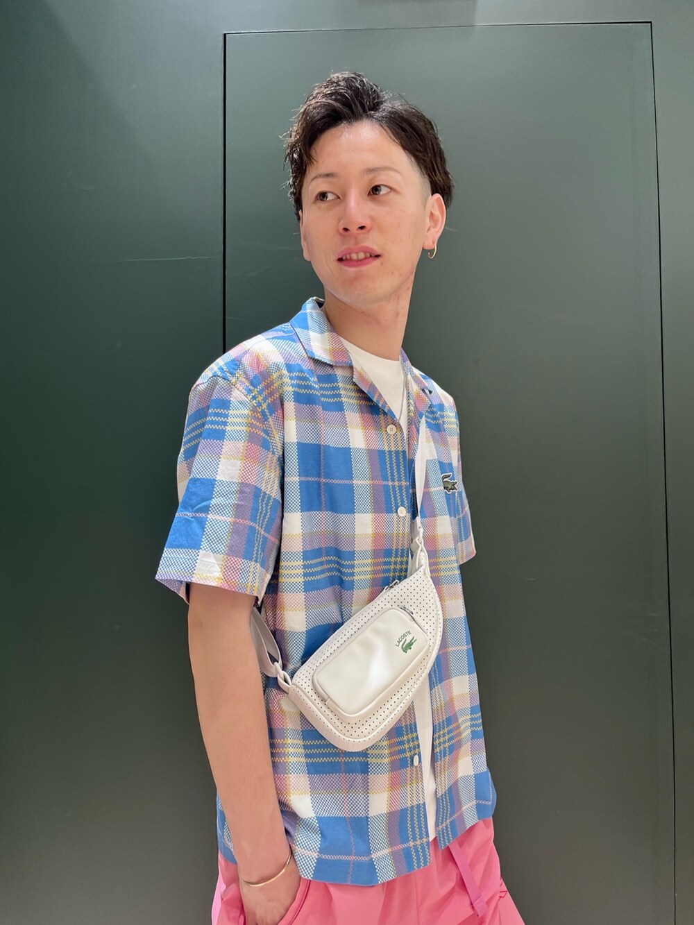 ホワイト系のTシャツ/カットソー、ブルー系のシャツ/ブラウス、ピンク系のその他パンツを着用したメンズの夏コーディネートの2枚目の写真