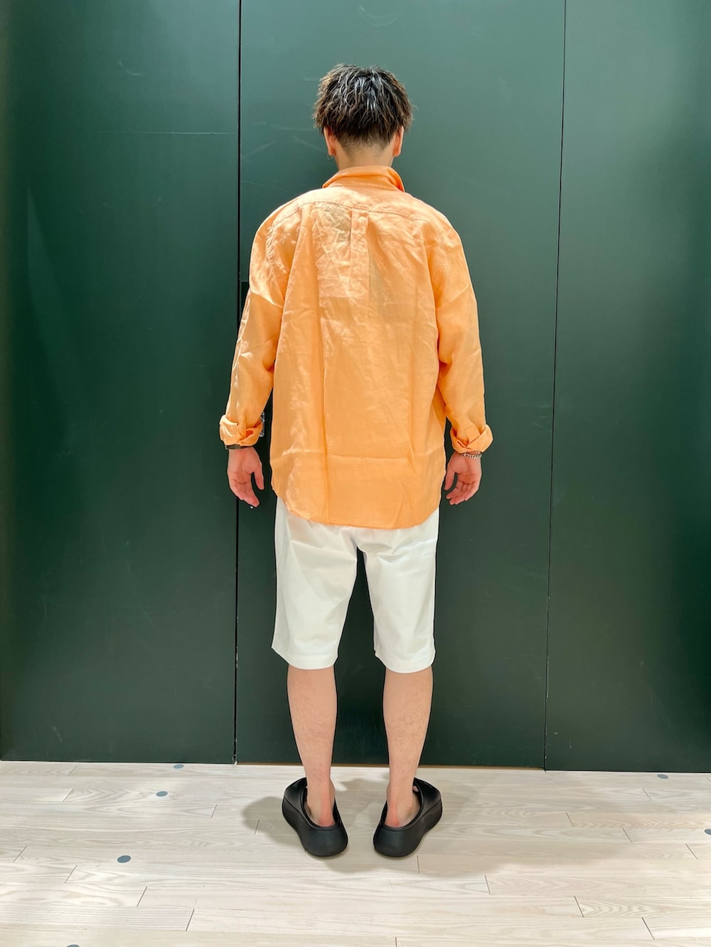 オレンジ系のシャツ/ブラウス、ホワイト系のTシャツ/カットソー、グレー系のボディバッグ/ウエストポーチを着用したメンズの春コーディネートの4枚目の写真