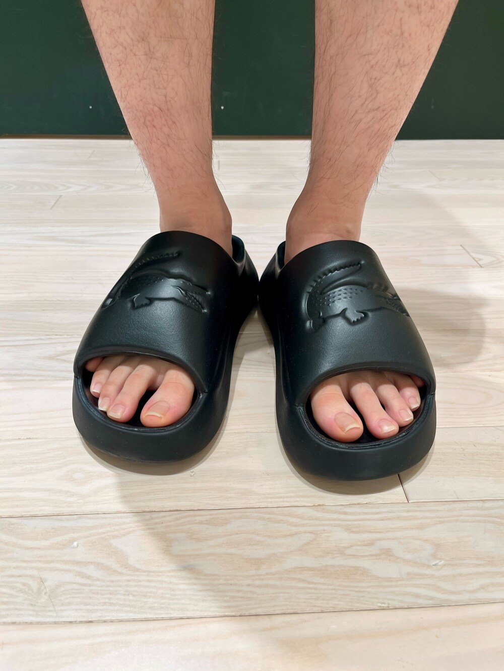 オレンジ系のシャツ/ブラウス、ホワイト系のTシャツ/カットソー、グレー系のボディバッグ/ウエストポーチを着用したメンズの春コーディネートの6枚目の写真