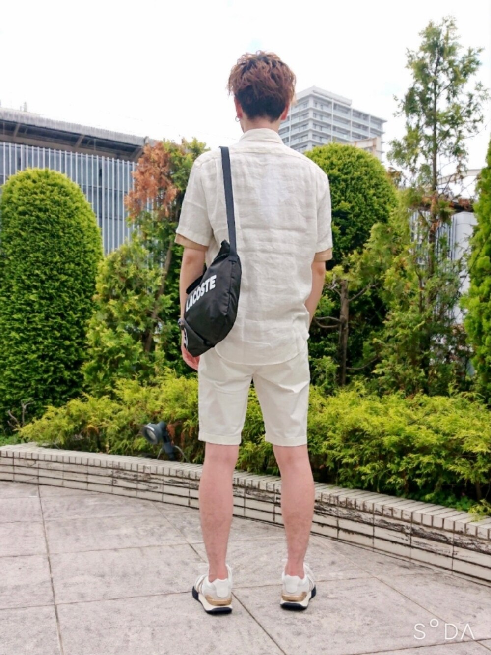 ホワイト系のシャツ/ブラウス、ホワイト系のその他パンツ、ホワイト系のスニーカーを着用したメンズの春コーディネートの4枚目の写真