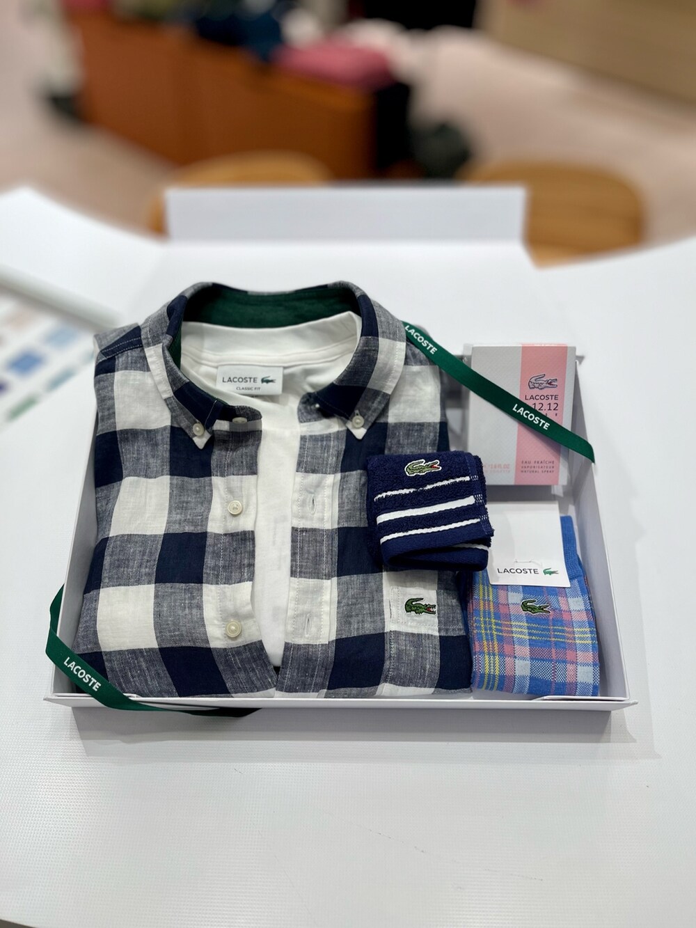 ブルー系のシャツ/ブラウス、ホワイト系のTシャツ/カットソー、ブルー系のショルダーバッグを着用したメンズの夏コーディネートの3枚目の写真