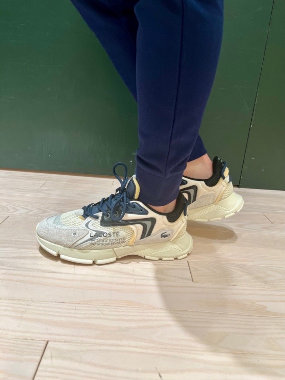 ホワイト系のニット/セーター、グリーン系のポロシャツ、ブルー系のスウェットパンツを着用したメンズの春コーディネートの5枚目の写真