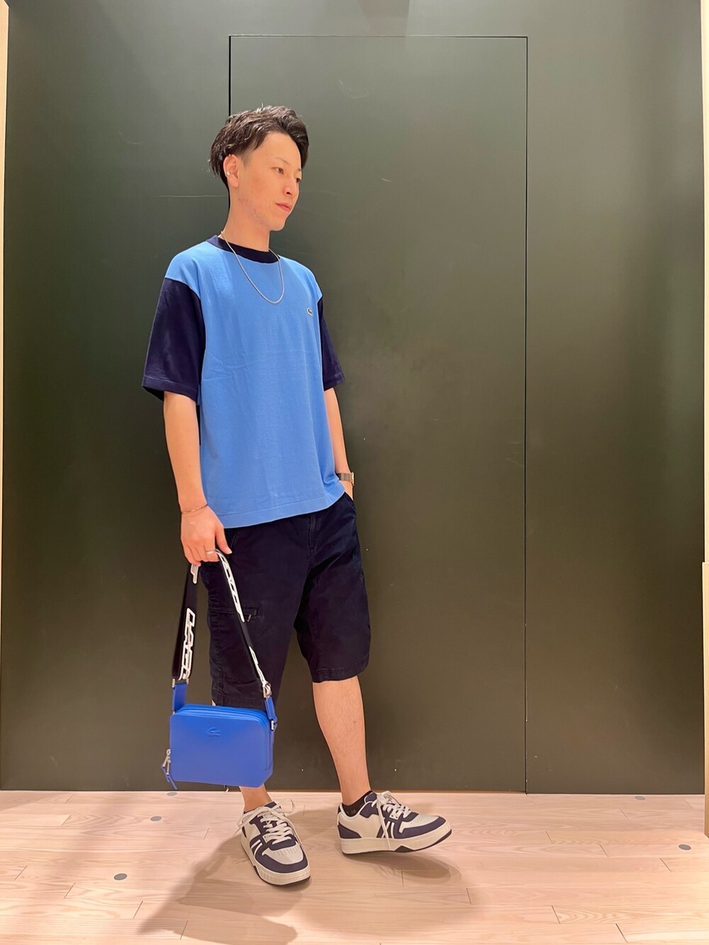 ブルー系のTシャツ/カットソー、ブルー系のショルダーバッグ、ブルー系のその他パンツを着用したメンズの夏コーディネートの2枚目の写真