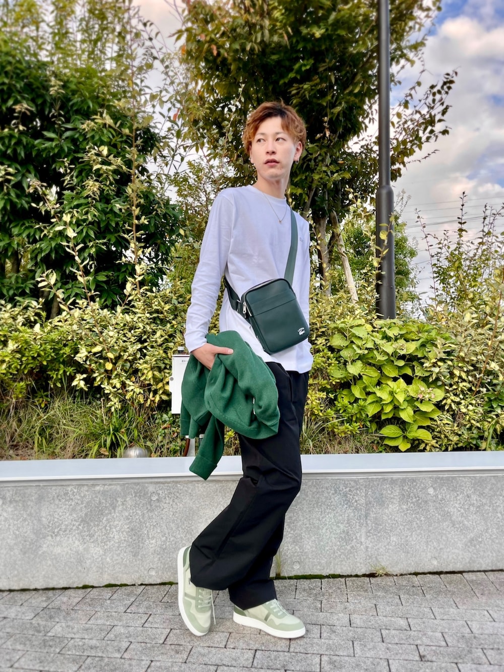 グリーン系のカーディガン/ボレロ、ホワイト系のTシャツ/カットソー、グリーン系のバッグを着用したメンズの春コーディネートの3枚目の写真