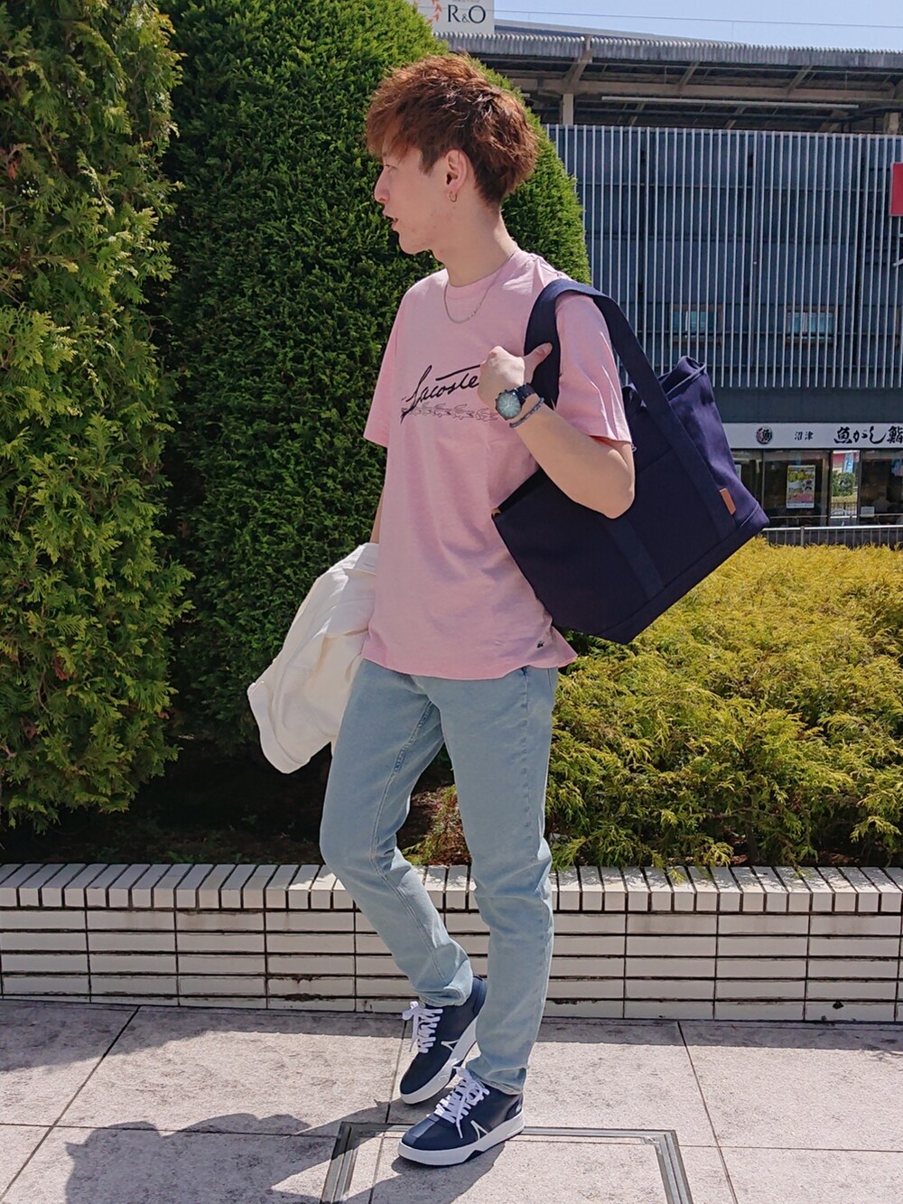 ブルー系のデニムパンツ、ブルー系のトートバッグ、ブルー系のスニーカーを着用したメンズの春コーディネートの2枚目の写真