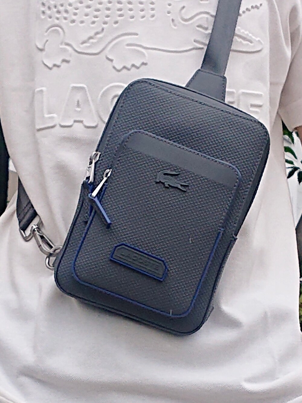 ホワイト系のTシャツ/カットソー、ブルー系のその他パンツ、ホワイト系のスニーカーを着用したメンズの春コーディネートの4枚目の写真