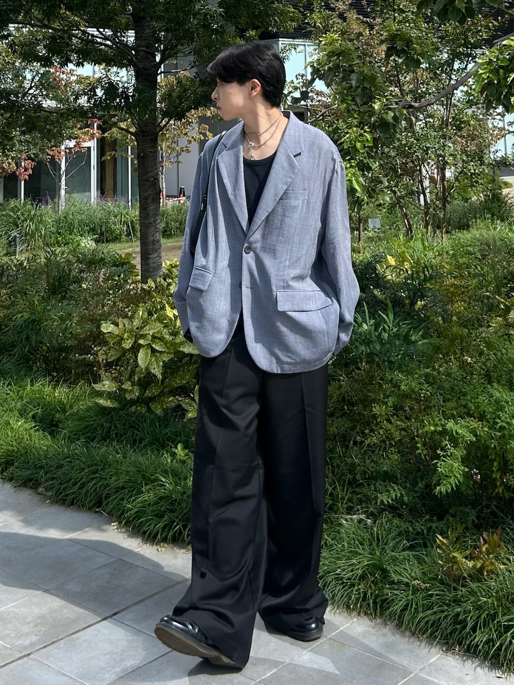 ブルー系のテーラードジャケット、その他のタンクトップ、ブラック系のスラックスを着用したメンズの秋コーディネートの2枚目の写真