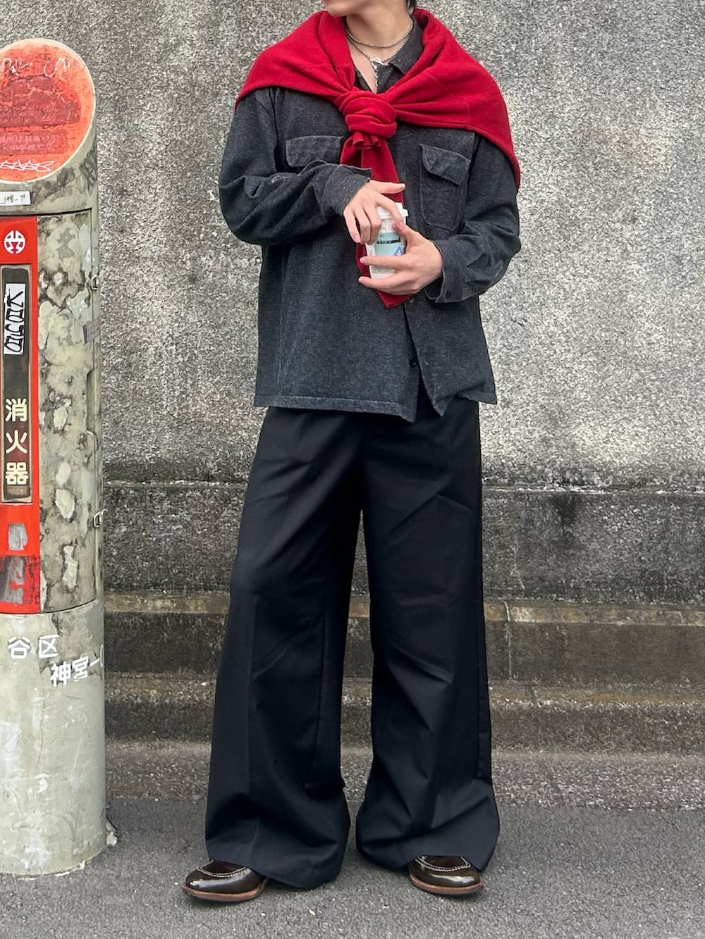 ブラック系のスラックス、ブラック系のニット/セーター、レッド系のニット/セーターを着用したメンズの秋コーディネートの2枚目の写真