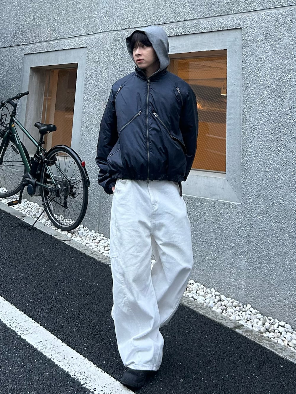 ブラック系のスニーカー、グレー系のパーカー、ブルー系のMA-1を着用したメンズの秋コーディネートの2枚目の写真