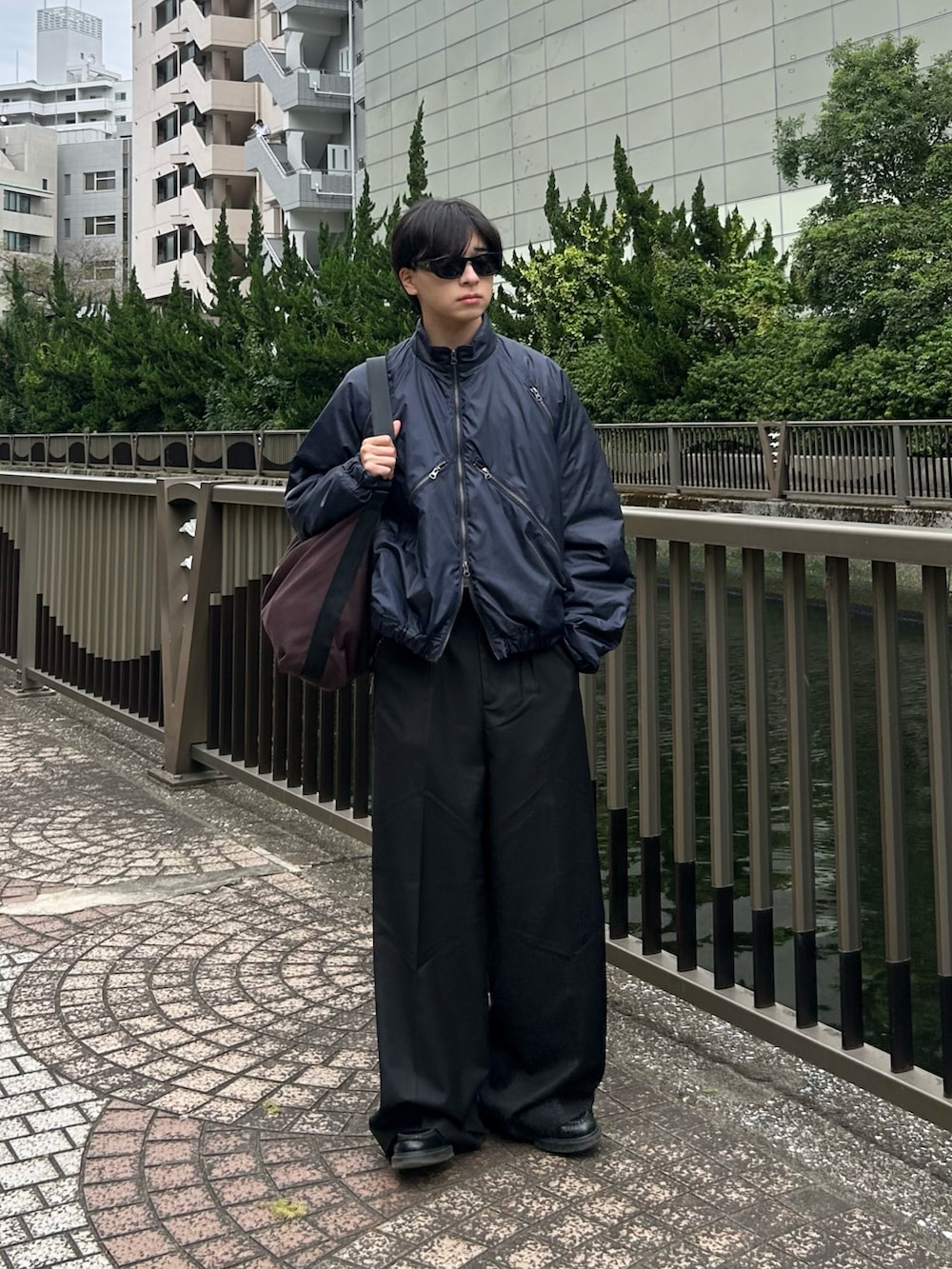 ブルー系のMA-1、その他のショルダーバッグ、ブラック系のスラックスを着用したメンズの秋コーディネートの2枚目の写真