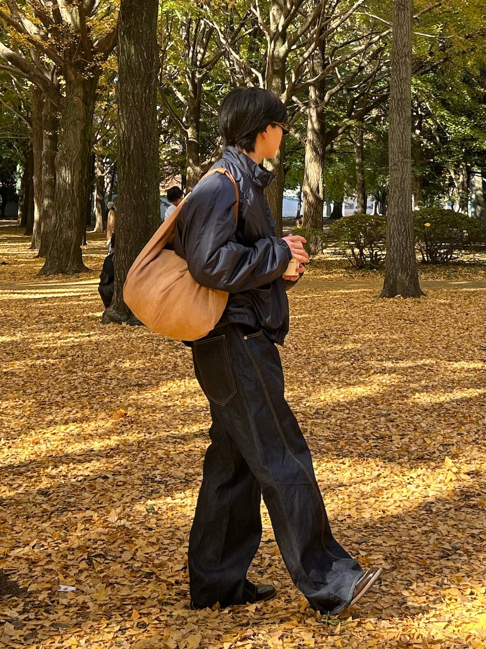 ブルー系のデニムパンツ、ブラウン系のローファー、ブルー系のMA-1を着用したメンズの秋コーディネートの2枚目の写真