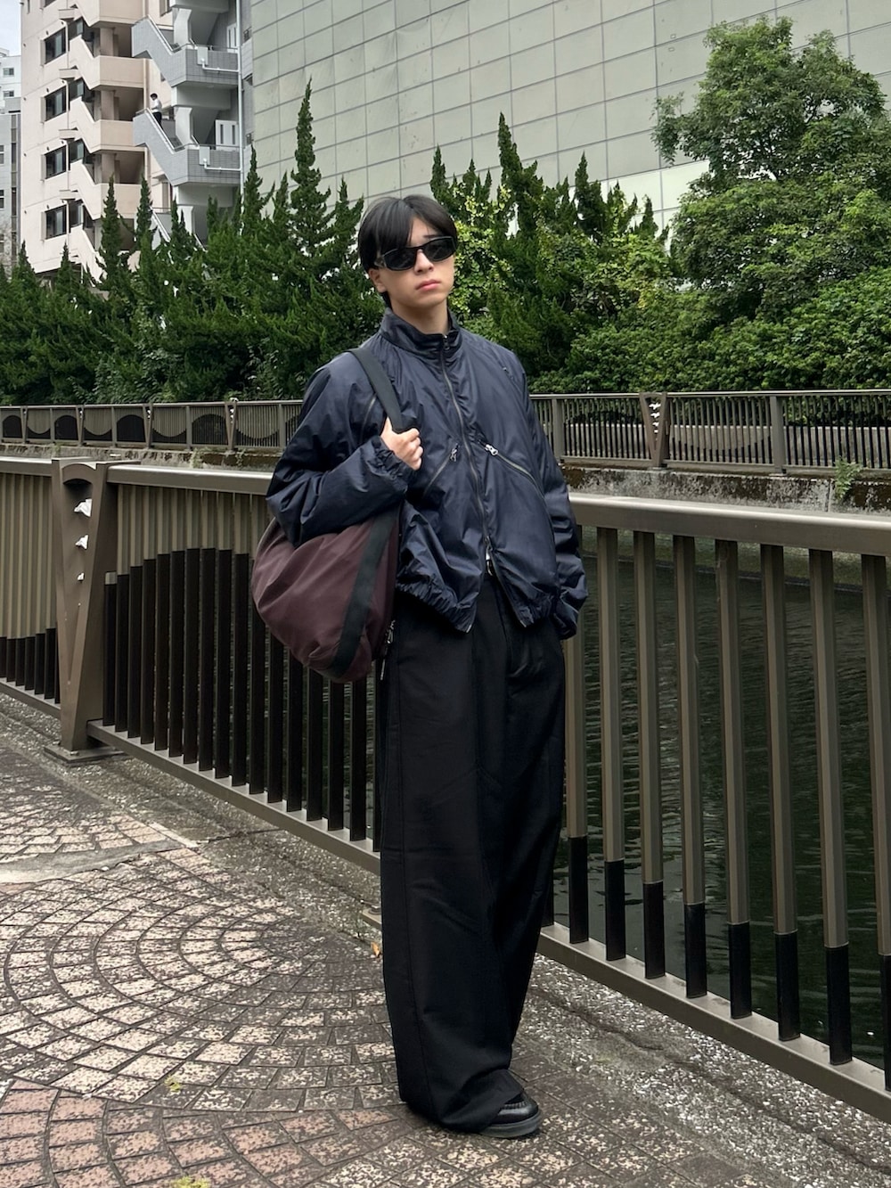 ブルー系のMA-1、その他のショルダーバッグ、ブラック系のスラックスを着用したメンズの秋コーディネートの3枚目の写真