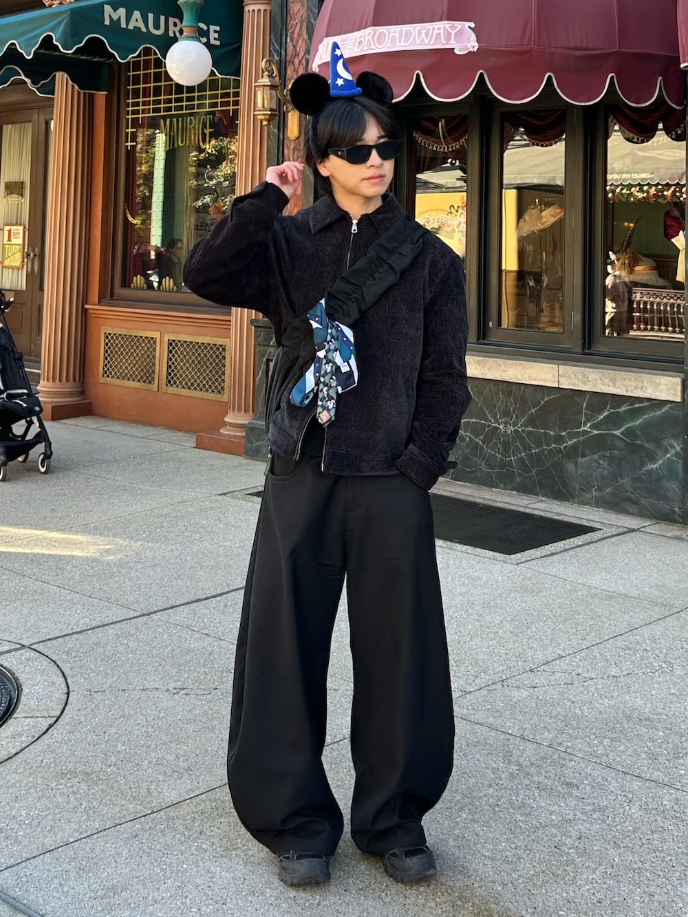 ブラック系のブルゾン、ブルー系のネクタイ、ブラック系のショルダーバッグを着用したメンズの冬コーディネートの2枚目の写真