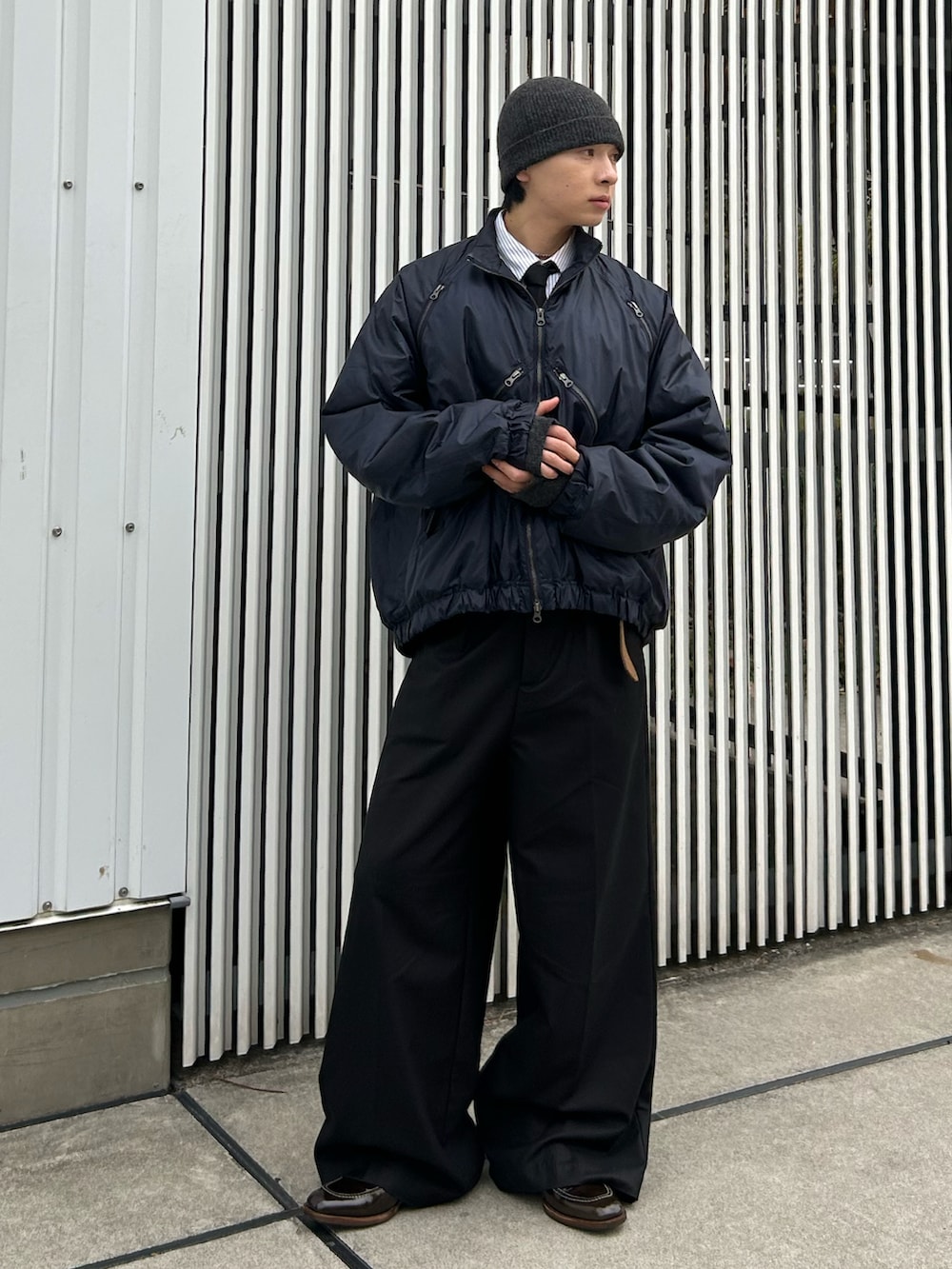 ブルー系のMA-1、ホワイト系のシャツ/ブラウス、ブラック系のスラックスを着用したメンズの秋コーディネートの2枚目の写真