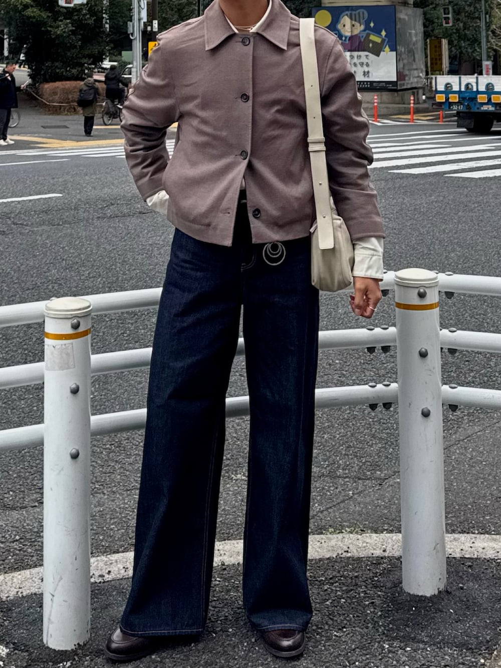 ブラウン系のその他アウター、ブラウン系のローファー、ホワイト系のシャツ/ブラウスを着用したメンズの春コーディネートの4枚目の写真