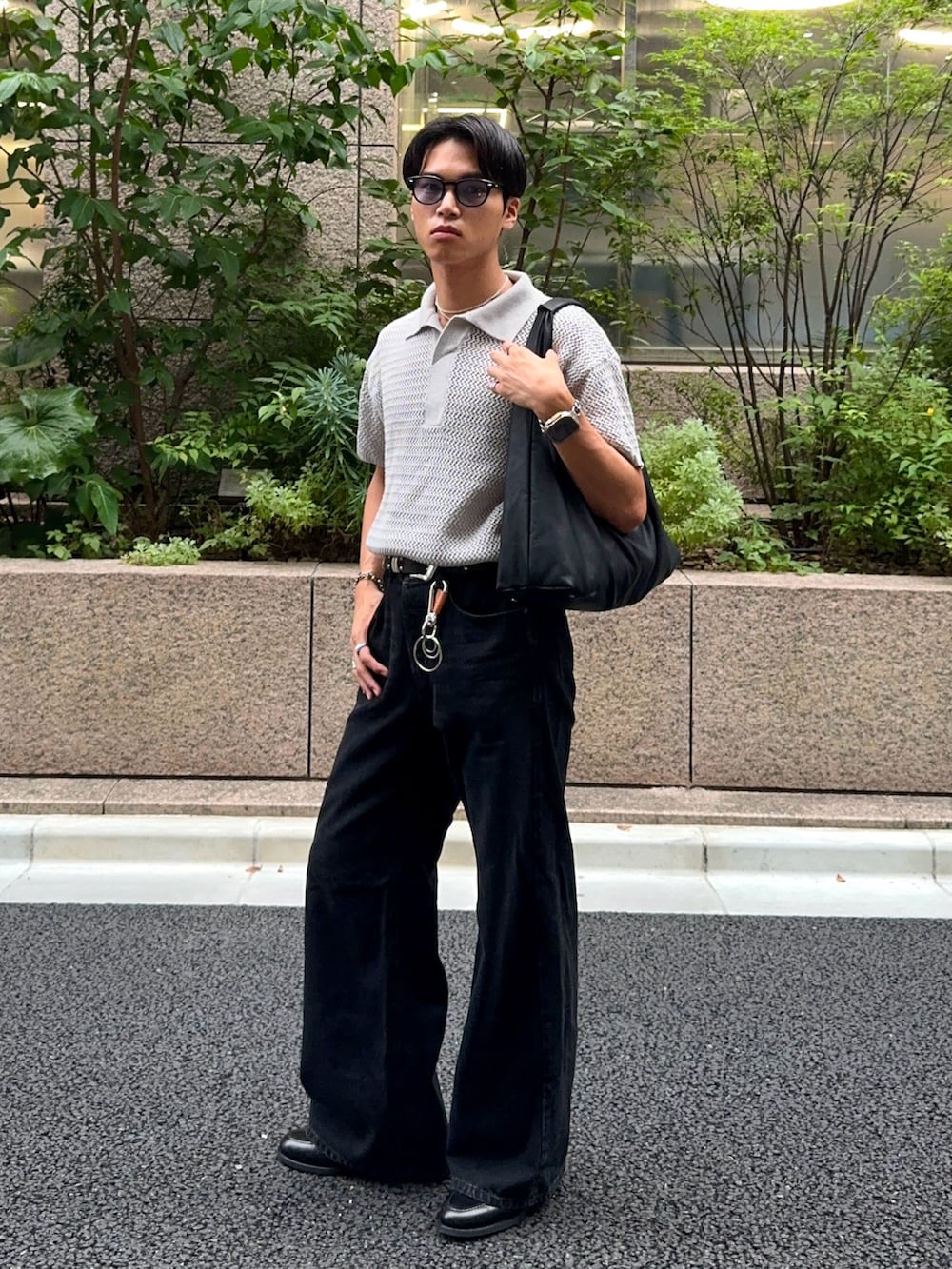 ブラック系のデニムパンツ、その他のショルダーバッグ、ブラック系のローファーを着用したメンズの夏コーディネートの5枚目の写真