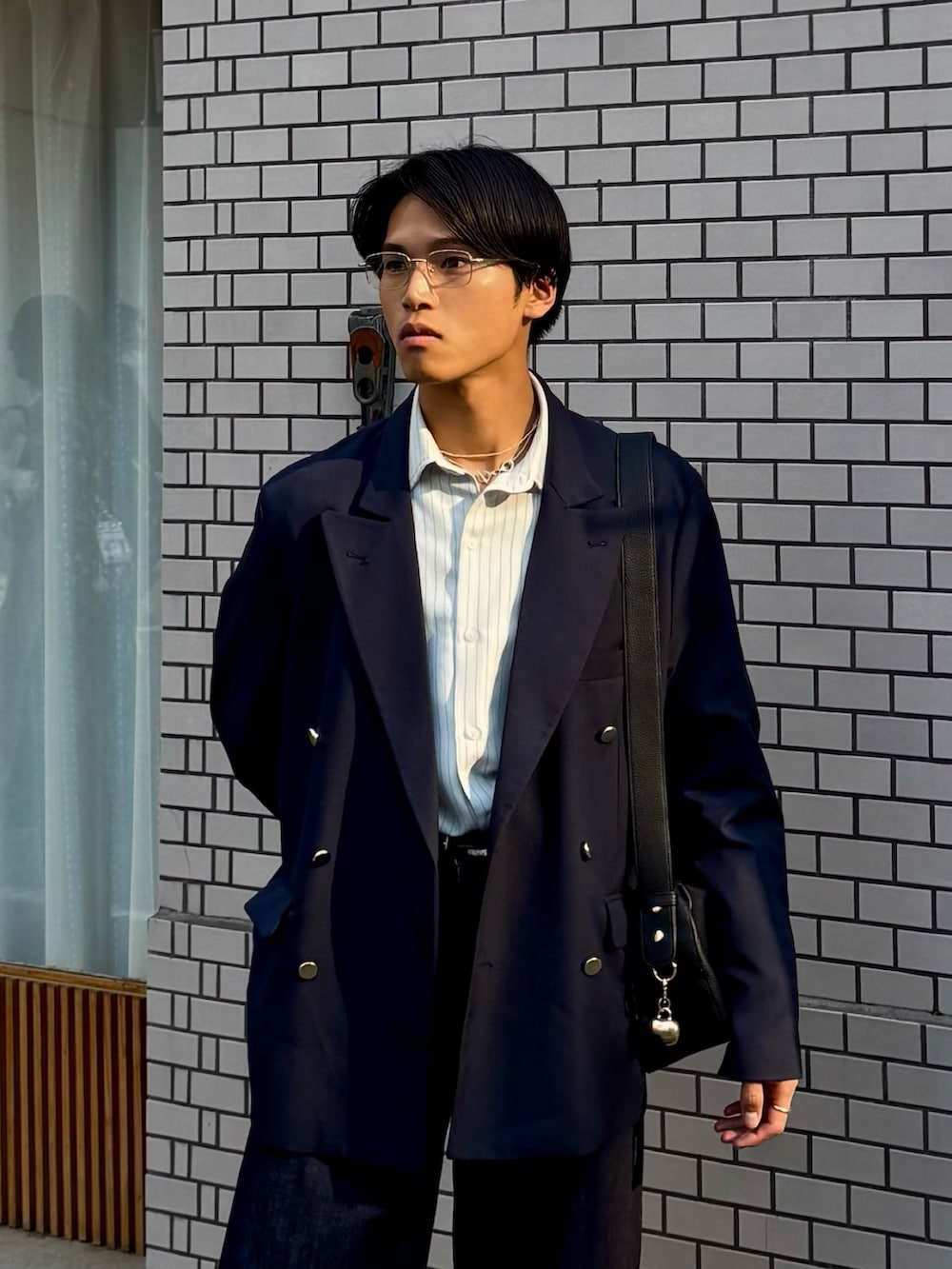 ホワイト系のシャツ/ブラウス、ブルー系のテーラードジャケット、ブラック系のハンドバッグを着用したメンズの春コーディネートの2枚目の写真