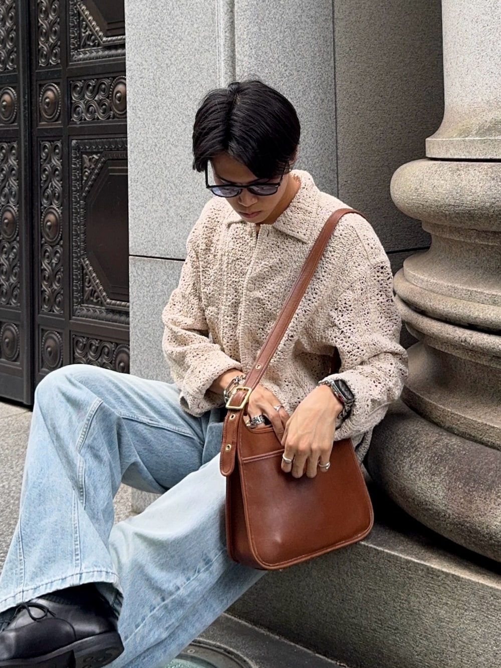 ブラック系のドレスシューズ、ベージュ系のジャケット/アウター、ブルー系のデニムパンツを着用したメンズの秋コーディネートの2枚目の写真