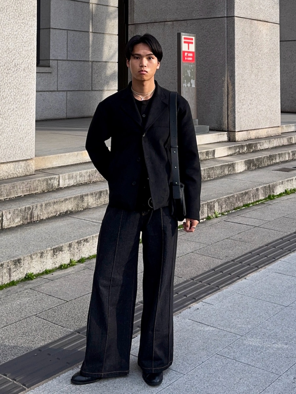 その他のテーラードジャケット、ブラック系のカーディガン/ボレロ、ブラック系のショルダーバッグを着用したメンズの春コーディネートの3枚目の写真