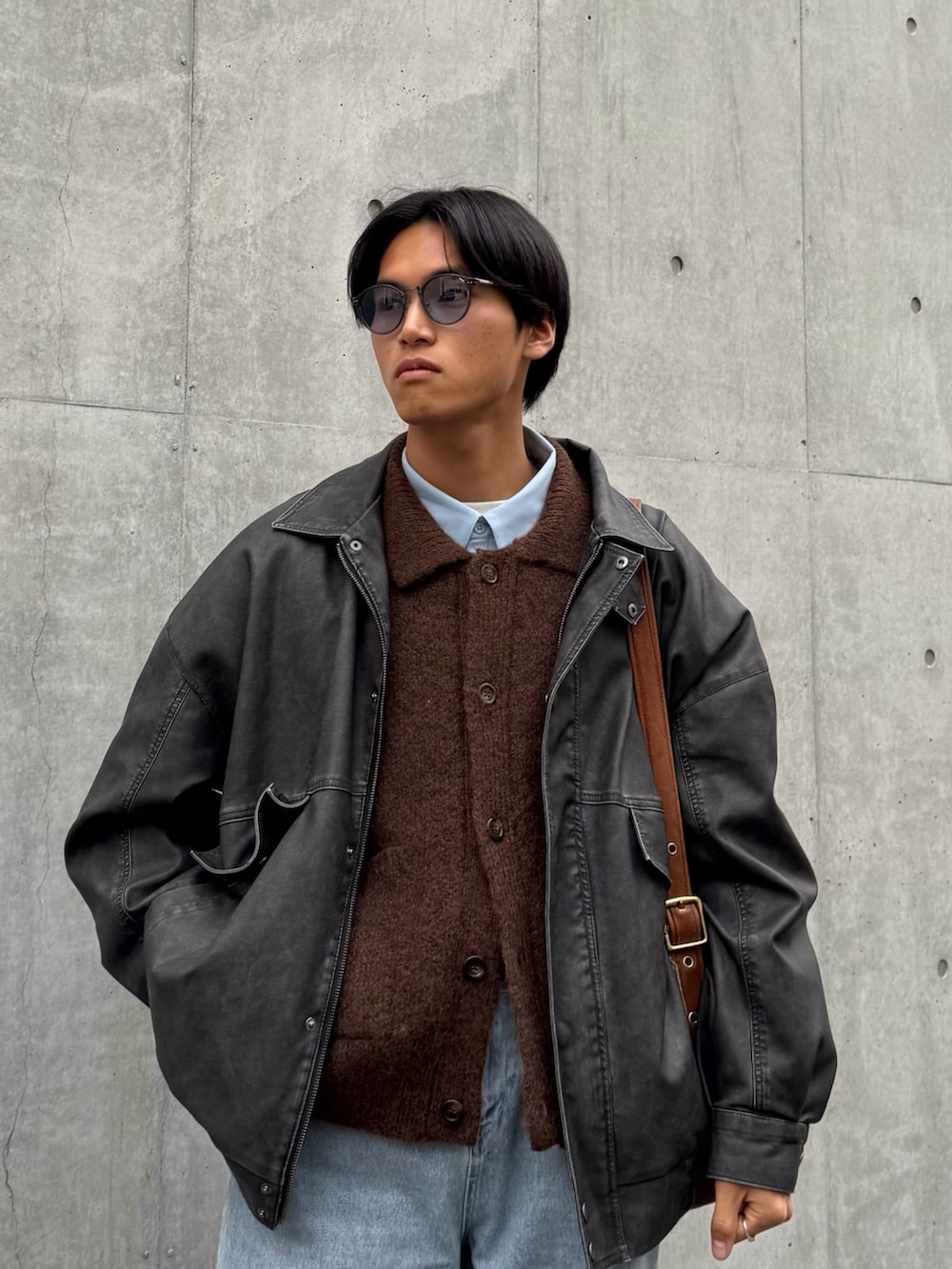 ブルー系のシャツ/ブラウス、ブラウン系のカーディガン/ボレロ、ブラック系のブルゾンを着用したメンズの冬コーディネートの2枚目の写真