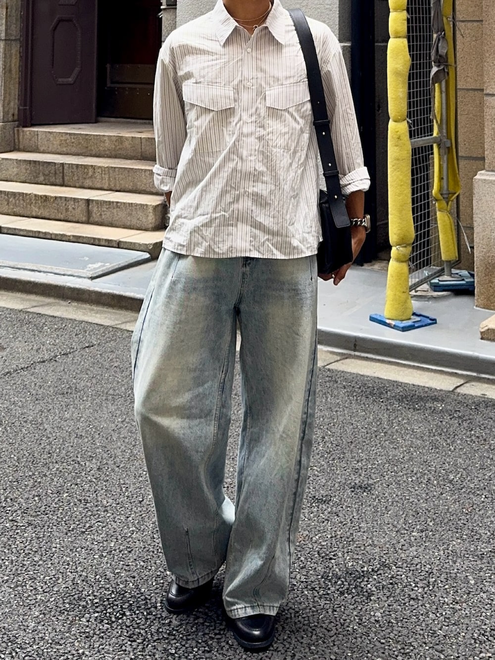 その他のシャツ/ブラウス、ブラック系のローファー、ブラック系のショルダーバッグを着用したメンズの夏コーディネートの4枚目の写真