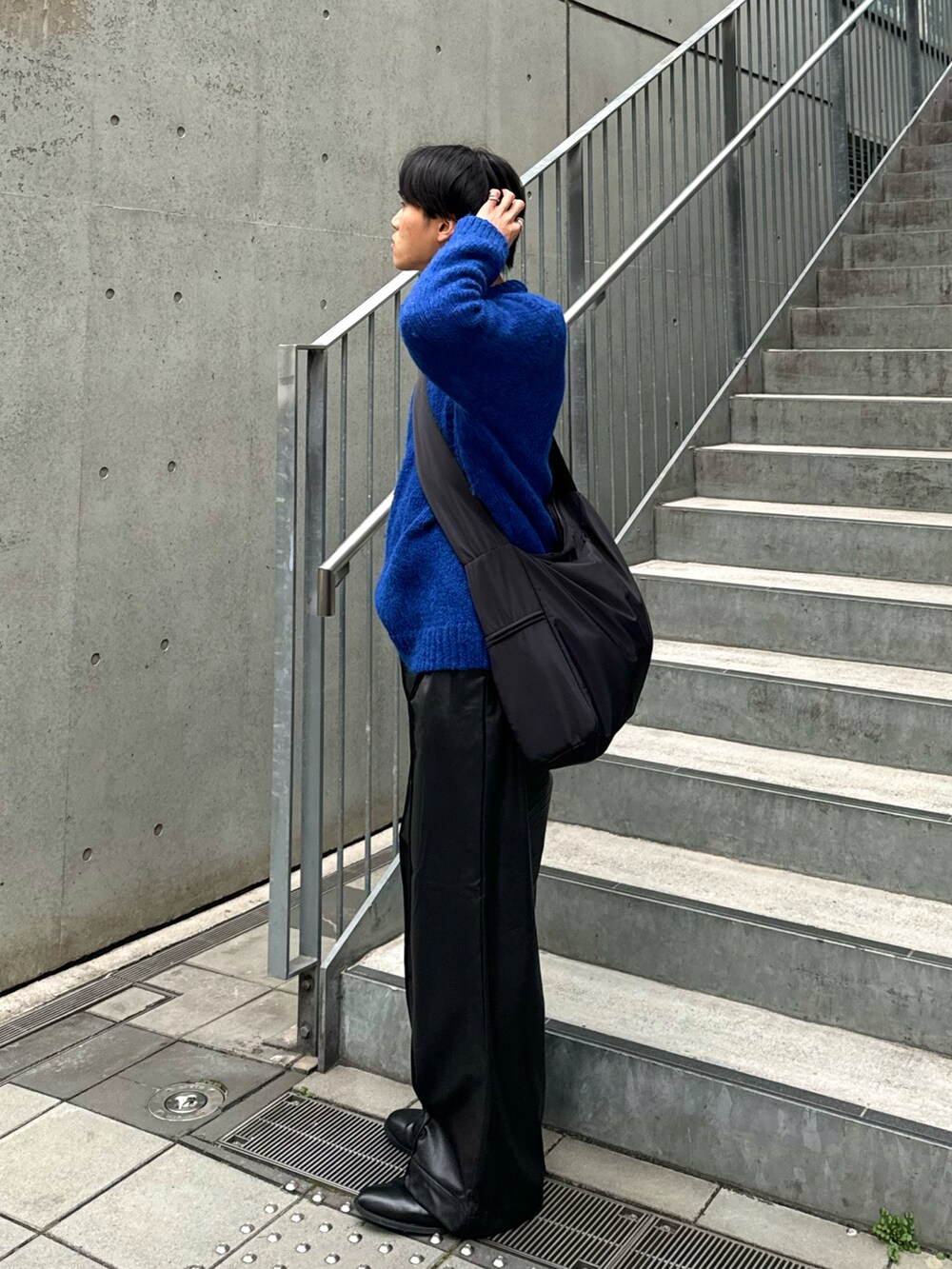ブラック系のその他パンツ、ブラック系のブーツ、ブラック系のショルダーバッグを着用したメンズの冬コーディネートの3枚目の写真