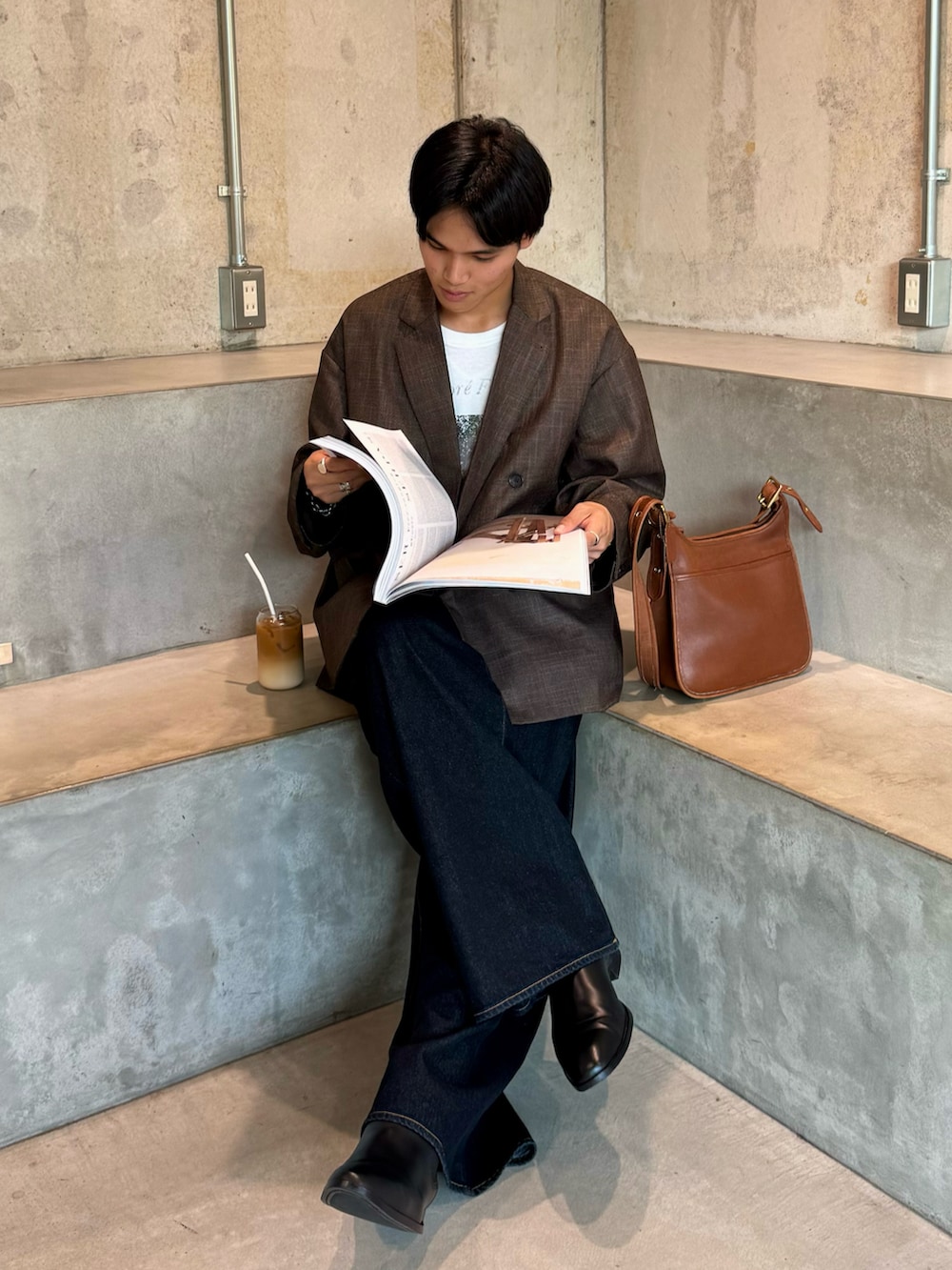 ブラウン系のテーラードジャケット、ホワイト系のTシャツ/カットソー、ブルー系のデニムパンツを着用したメンズの秋コーディネートの2枚目の写真