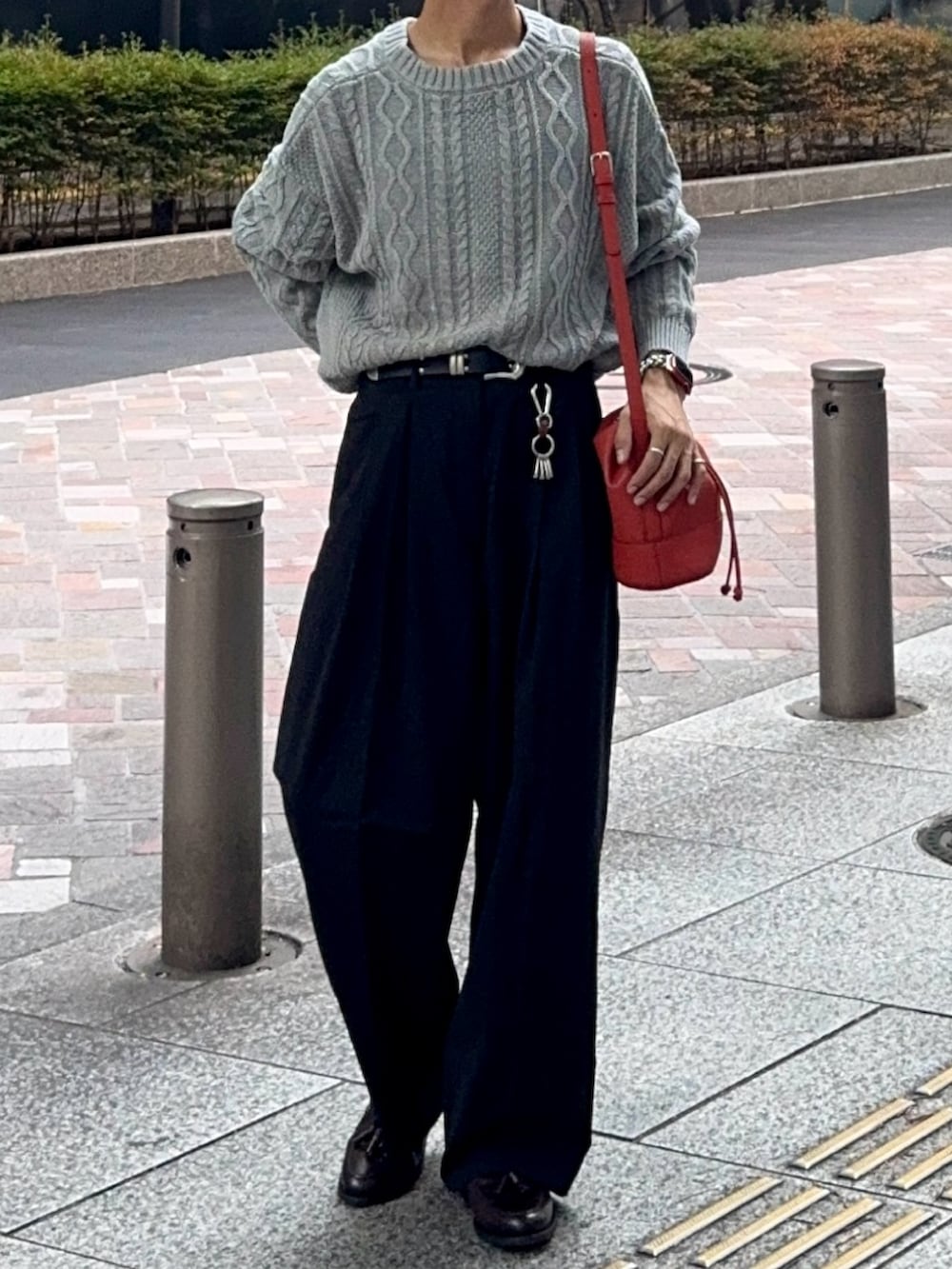 グレー系のニット/セーター、ブラウン系のローファー、ブラック系のスラックスを着用したメンズの秋コーディネートの4枚目の写真