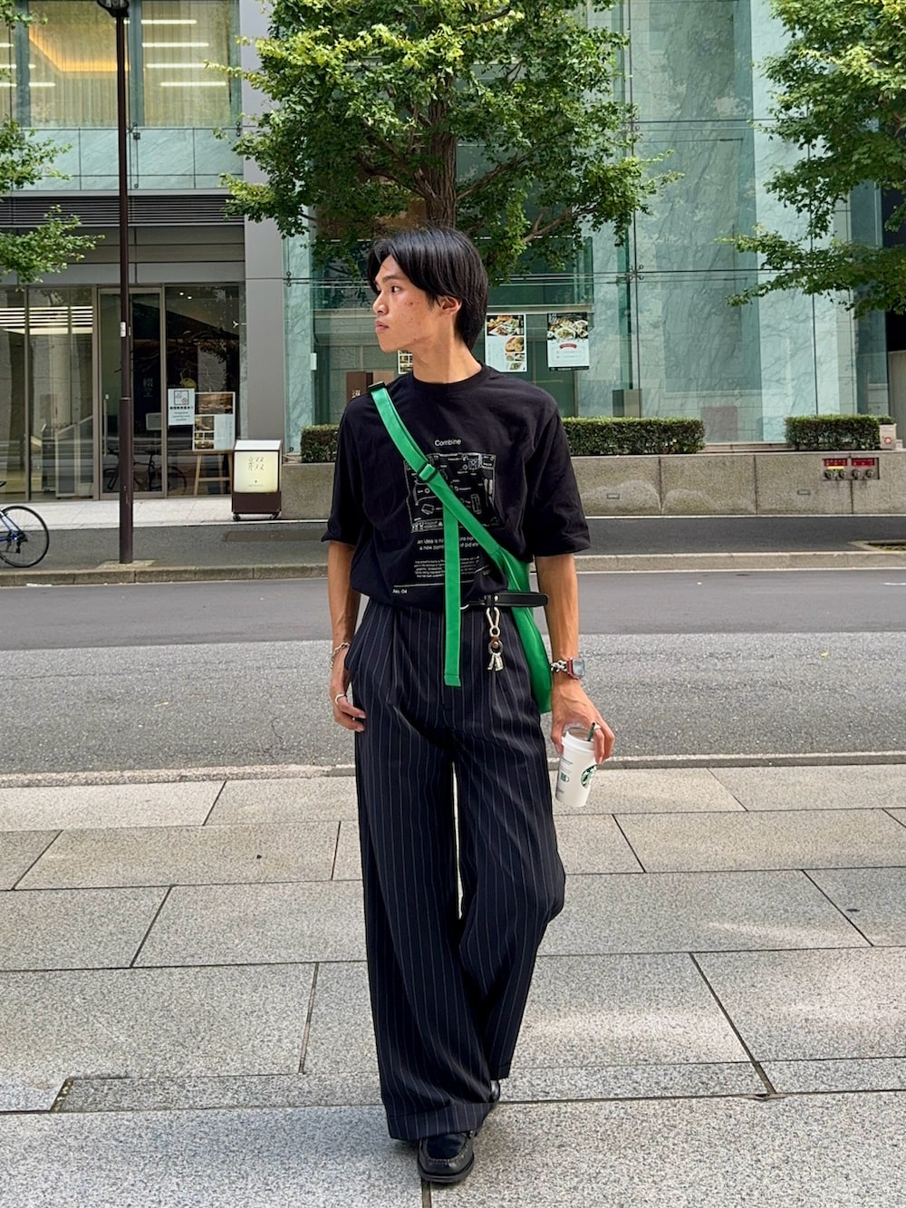 「ロゴT、韓国ファッション、テーマパークコーデ、夏コーデ、休日スタイル、アウトドアスタイル、Tシャツ、スラックス、ローファー、ショルダーバッグ、ブラック、キレイめ、きれいめカジュアル、ビッグシルエット、休日コーデ」|「soerteのWide straight slacks/ワイドストレートスラックスパンツ(スラックス、ブラック系)」を使った、KAMMAさん(メンズ・178cm)の夏コーディネートの3枚目の写真