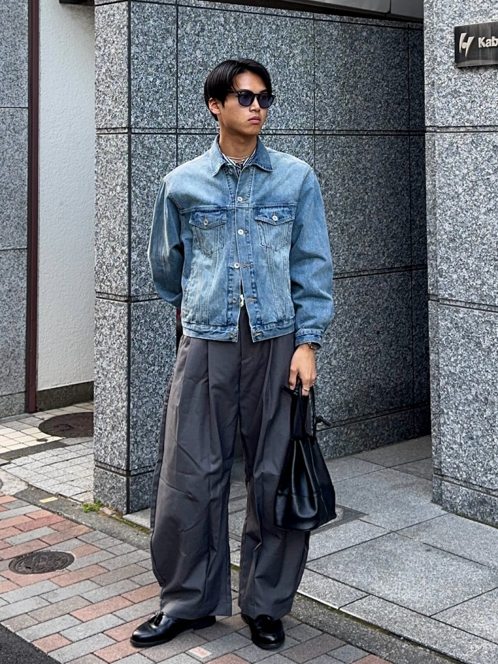 ブラック系のローファー、ブラック系のシャツ/ブラウス、ブルー系のデニムジャケットを着用したメンズの春コーディネートの5枚目の写真