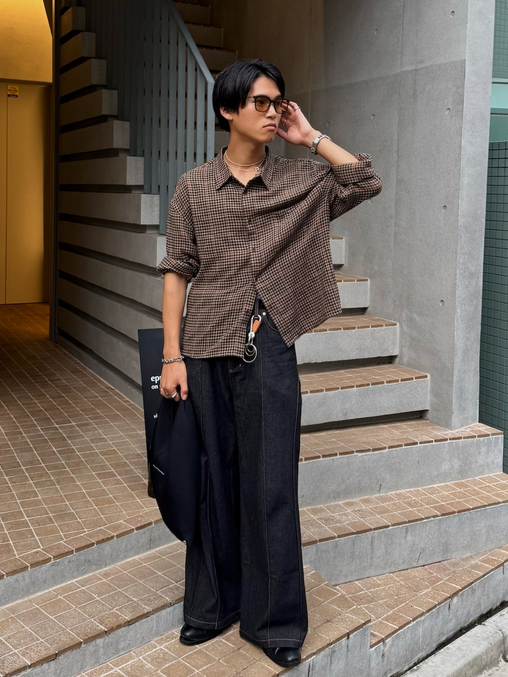 その他のシャツ/ブラウス、ブラック系のハンドバッグ、ブラック系のデニムパンツを着用したメンズの夏コーディネートの5枚目の写真