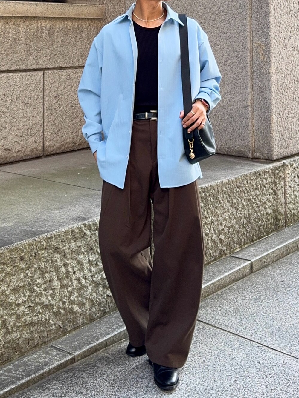 「最近のいい感じコーデ、ストライプシャツ、韓国ファッション、シャツスタイル、春夏コーデ、スラックス、サングラス、ショルダーバッグ、革靴、お出かけコーデ、デートコーデ、アウトドアスタイル、淡色コーデ、休日スタイル、シンプルコーデ」｜「soerteのOversize L/S basic shirt /オーバーサイズロングスリーブシャツ（シャツ/ブラウス、ブルー系）」を使った、KAMMAさん（メンズ・178cm）の春コーディネートの4枚目の写真