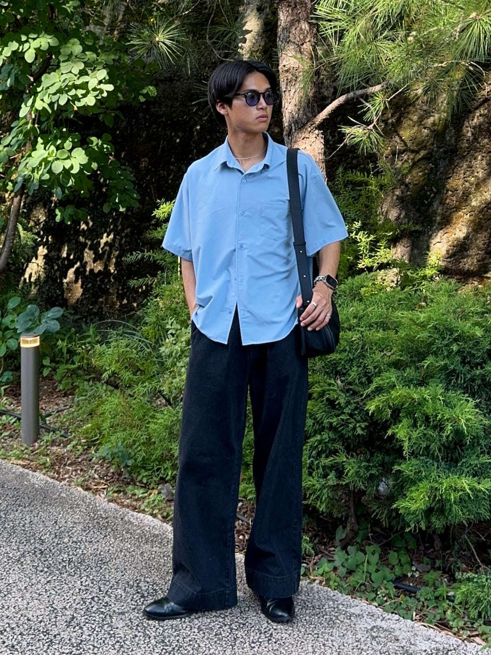 ブルー系のシャツ/ブラウス、ブラック系のデニムパンツ、ブラック系のショルダーバッグを着用したメンズの夏コーディネートの5枚目の写真