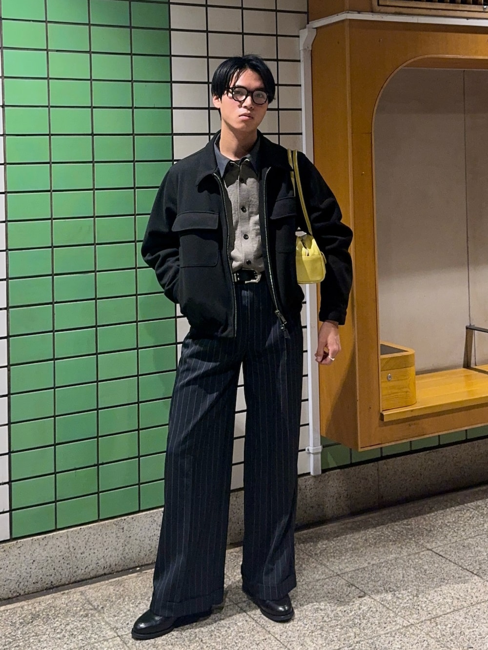 グレー系のシャツ/ブラウス、ブラック系のブルゾン、グレー系のカーディガン/ボレロを着用したメンズの冬コーディネートの5枚目の写真