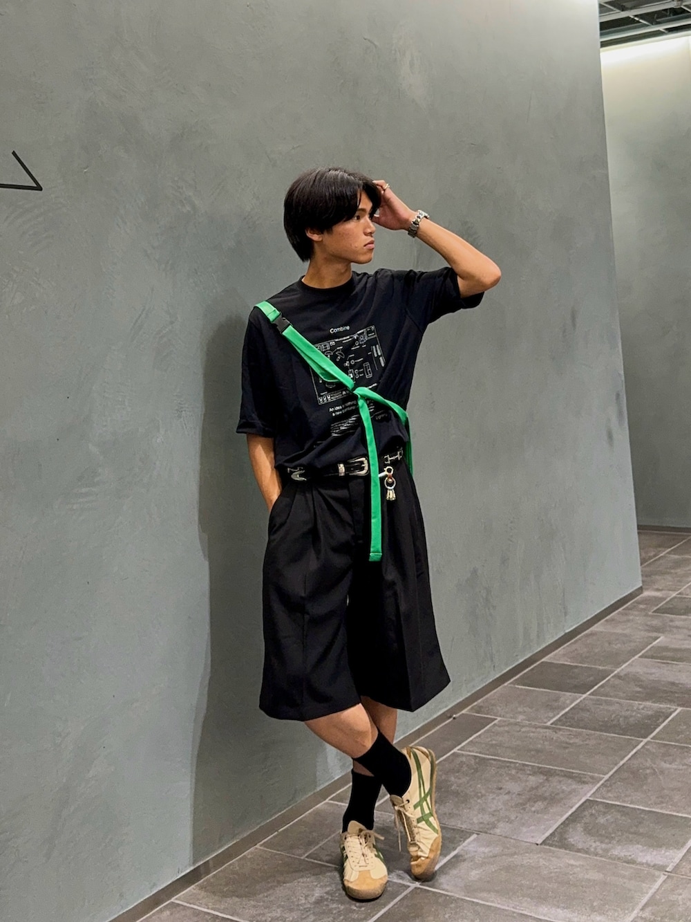 ベージュ系のスニーカー、ブラック系のその他パンツ、その他のTシャツ/カットソーを着用したメンズの夏コーディネートの5枚目の写真