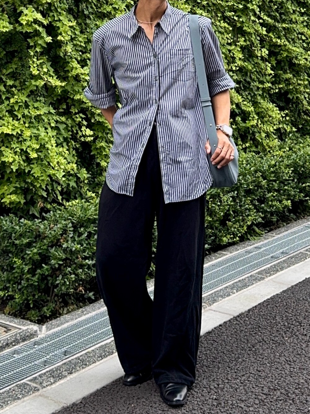 ブラック系のスウェットパンツ、ブルー系のシャツ/ブラウス、ブルー系のショルダーバッグを着用したメンズの夏コーディネートの4枚目の写真