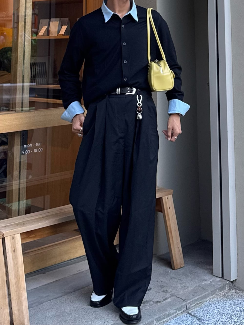 ブラック系のカーディガン/ボレロ、ブルー系のシャツ/ブラウス、ブラック系のローファーを着用したメンズの秋コーディネートの4枚目の写真