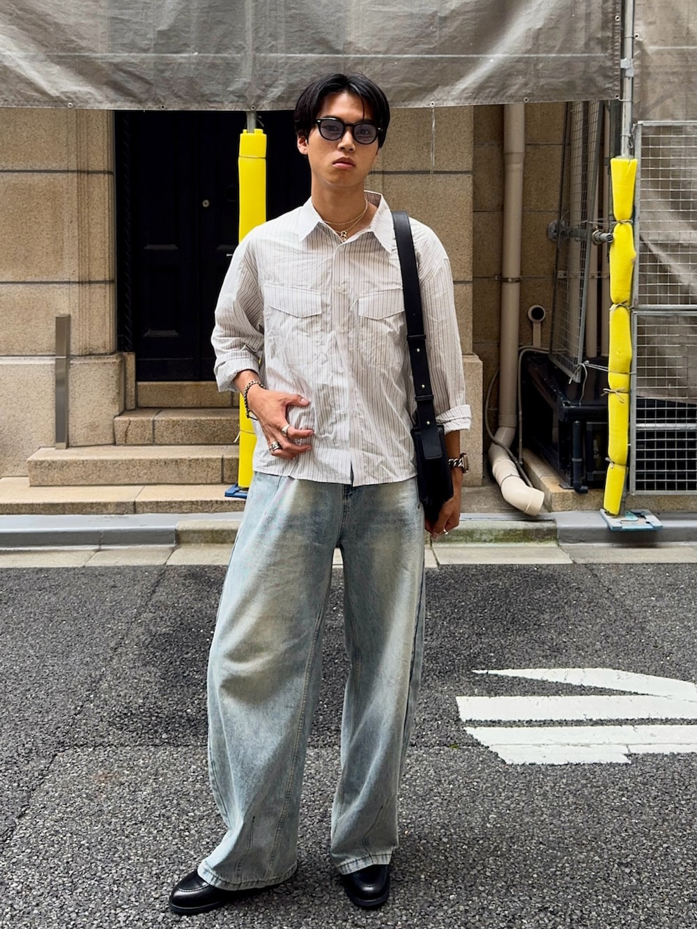 その他のシャツ/ブラウス、ブラック系のローファー、ブラック系のショルダーバッグを着用したメンズの夏コーディネートの3枚目の写真