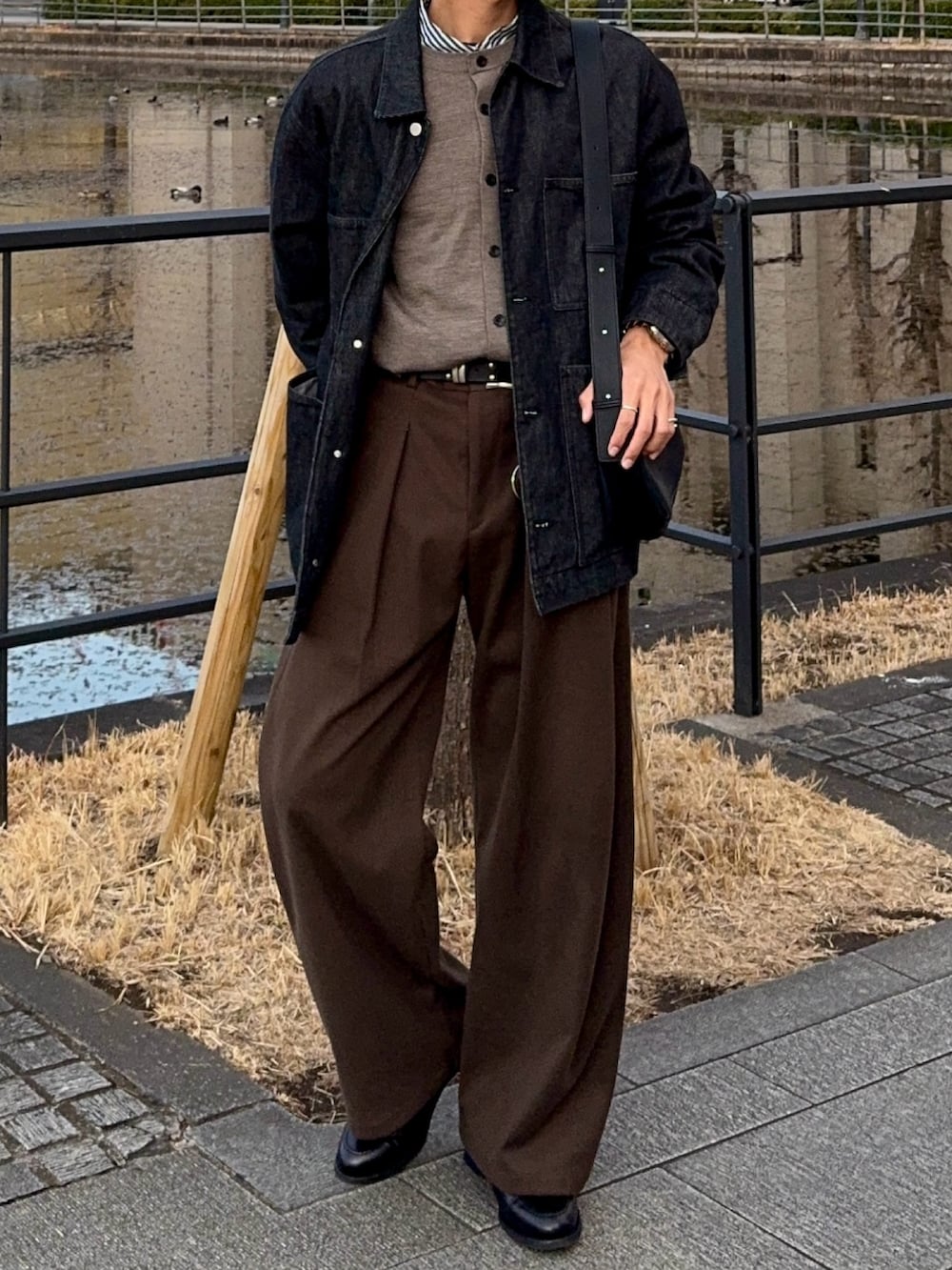 グレー系のカーディガン/ボレロ、ブラック系のローファー、ブラック系のシャツ/ブラウスを着用したメンズの冬コーディネートの4枚目の写真