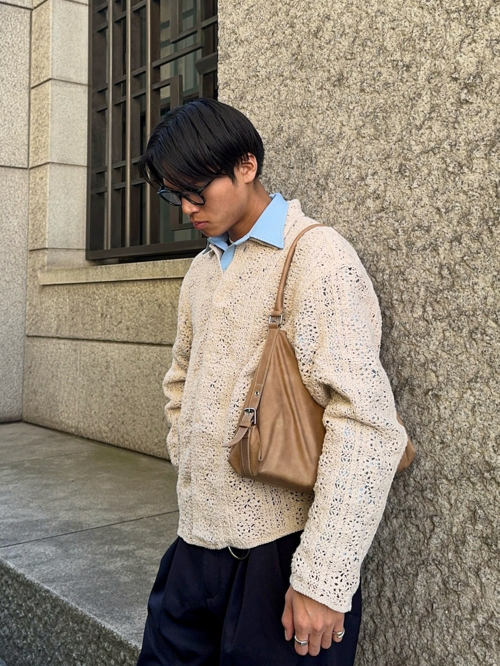 ブラック系のスラックス、ブルー系のシャツ/ブラウス、ベージュ系のジャケット/アウターを着用したメンズの春コーディネートの2枚目の写真