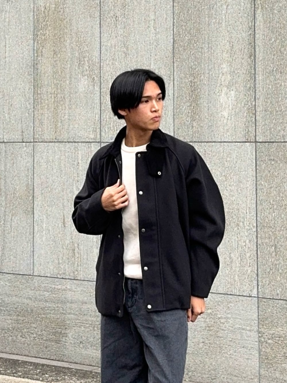 ブラック系のスニーカー、グレー系のデニムパンツ、ブラック系のブルゾンを着用したメンズの冬コーディネートの2枚目の写真