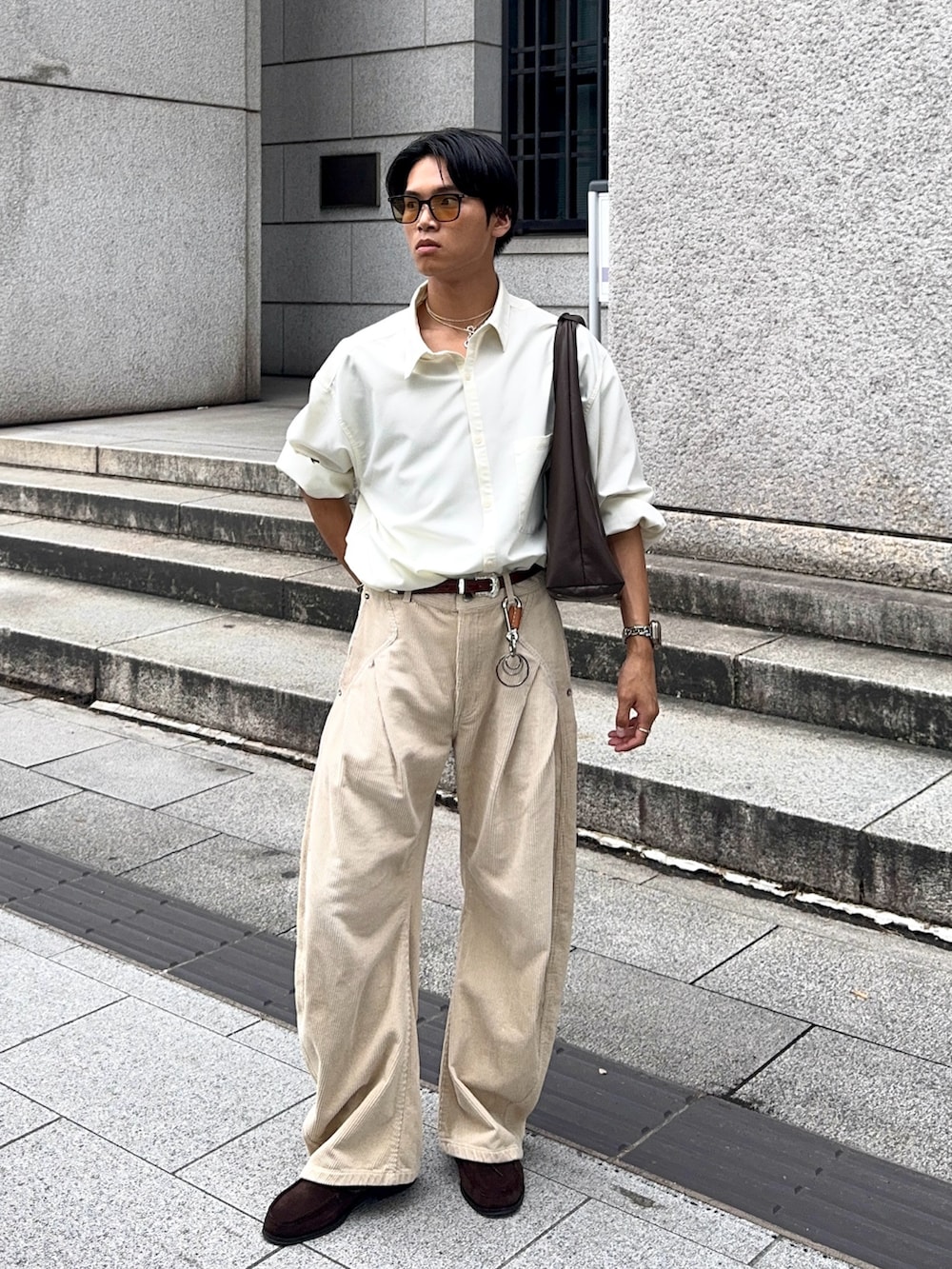 ベージュ系のスラックス、その他のショルダーバッグ、ホワイト系のシャツ/ブラウスを着用したメンズの夏コーディネートの5枚目の写真