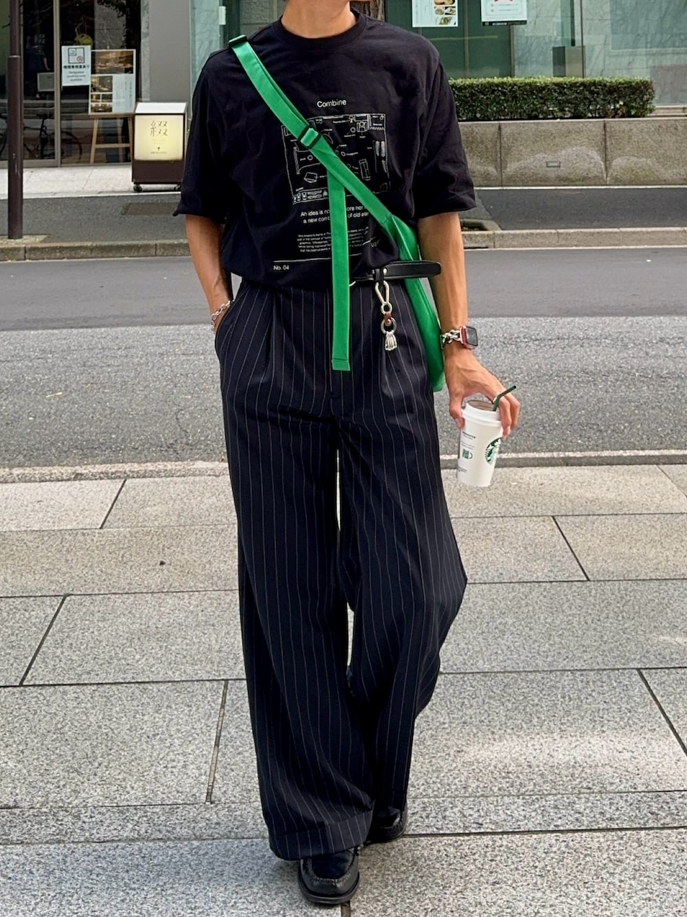 「ロゴT、韓国ファッション、テーマパークコーデ、夏コーデ、休日スタイル、アウトドアスタイル、Tシャツ、スラックス、ローファー、ショルダーバッグ、ブラック、キレイめ、きれいめカジュアル、ビッグシルエット、休日コーデ」|「soerteのWide straight slacks/ワイドストレートスラックスパンツ(スラックス、ブラック系)」を使った、KAMMAさん(メンズ・178cm)の夏コーディネートの4枚目の写真